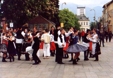 Slovakia: Slovak folk dancing